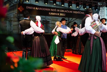 Presenetljiv odziv ob prvem dnevu praznovanja 50. Dnevov narodnih noš in oblačilne dediščine v Kamniku (8)